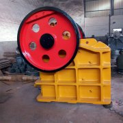 在使用顎式破碎設(shè)備生產(chǎn)時要注意防護(hù)